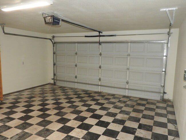 Building Photo - Centrally Located