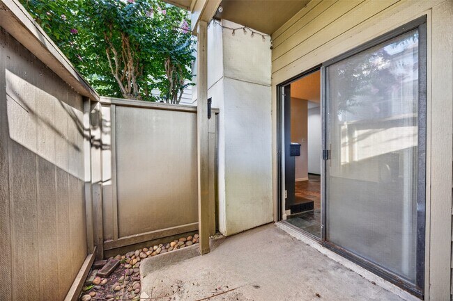 Building Photo - 10053 Westpark Dr