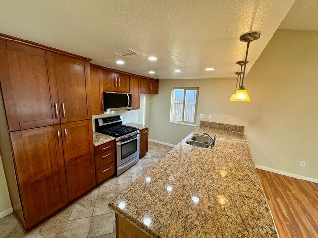 Building Photo - Beautiful 3 bedroom home