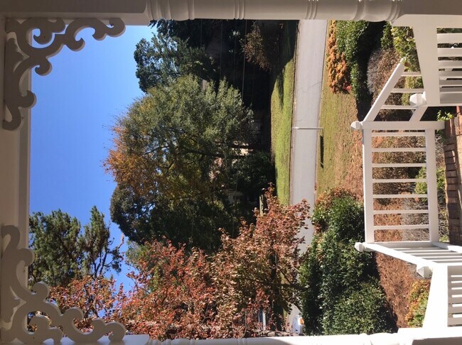 Building Photo - Great 4 Bedroom 2.5 Bath home in East Cobb...