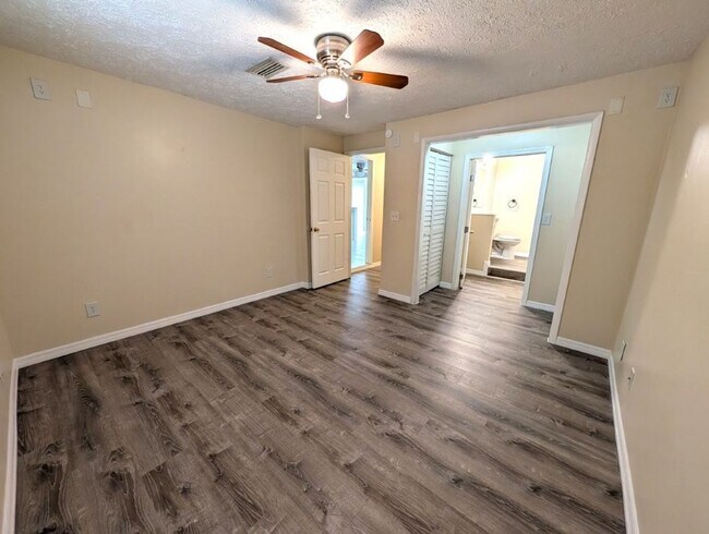 Building Photo - 6617 Lenoir Dr