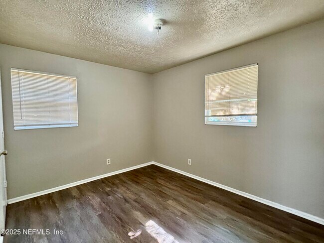 Building Photo - 7054 Red Robin Dr