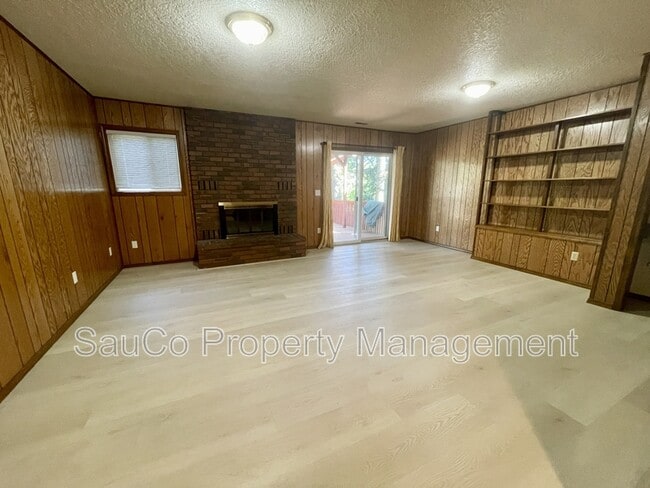 Building Photo - 324 SE 30th Ave