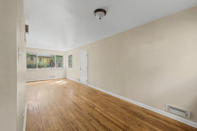 Building Photo - "Charming 2-Bedroom Apartment with Spacious Living – 1025 Sq Ft in Prime Denver Location!"