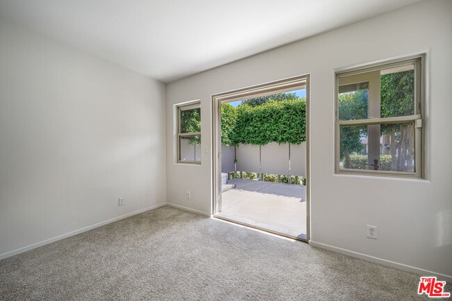 Building Photo - 726 W 37th St