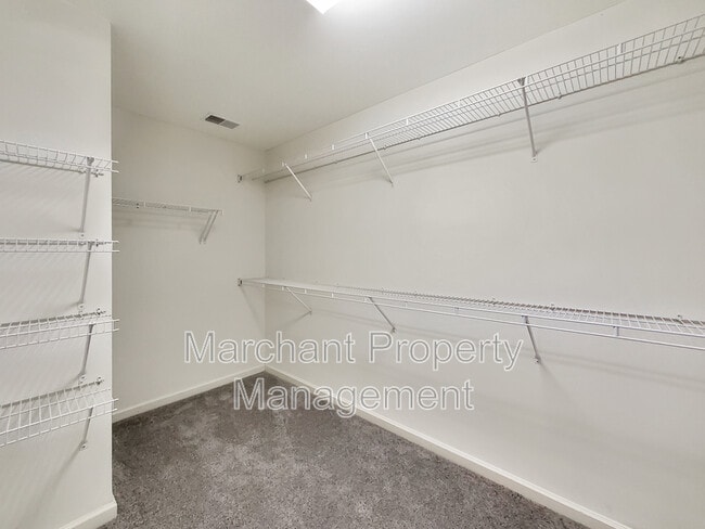 Building Photo - 15 Silverthorn Ct