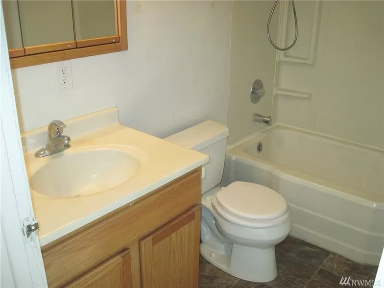 Bathroom - 420 N Mattson Dr