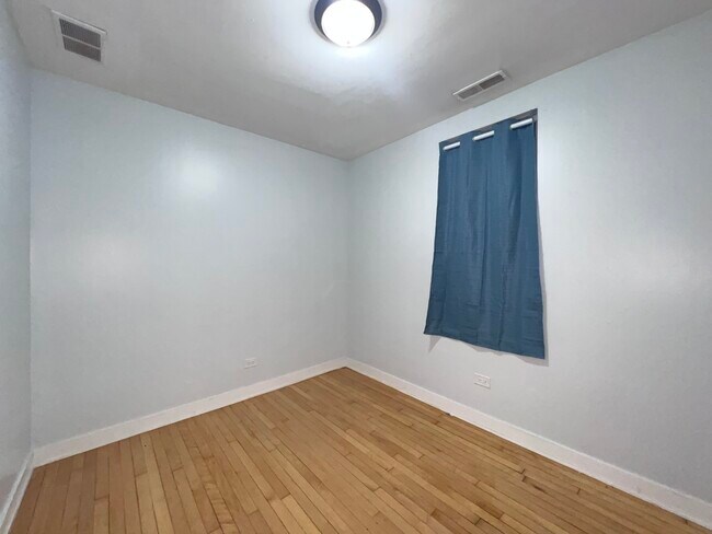 Building Photo - 1119 W 72nd St