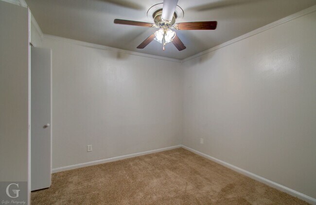 Building Photo - 4 bedroom 2.5 bathroom **$300 OFF 1ST MONTH