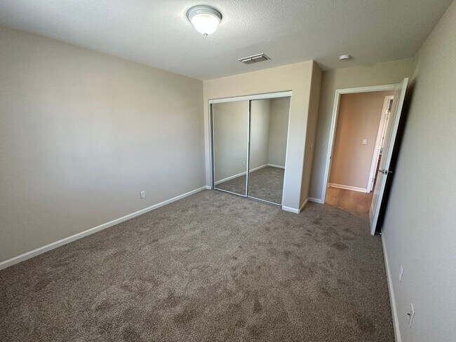 Building Photo - Gorgeous 6 Bedroom, 3 Bath Antioch Home