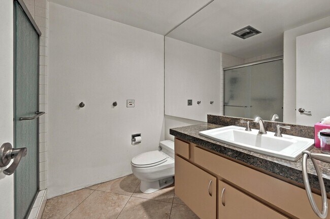 Building Photo - 900 Island Dr