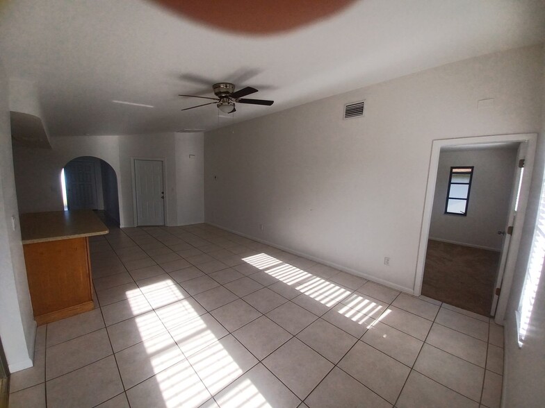 Building Photo - SECTION 8!! 3/2 With Fenced Yard!!!