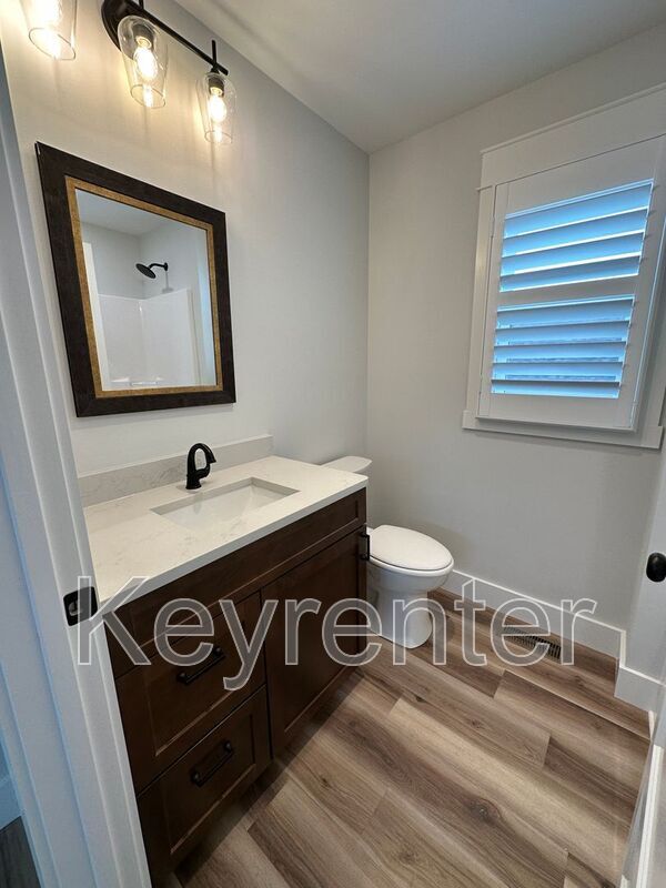 Building Photo - 210 7th St