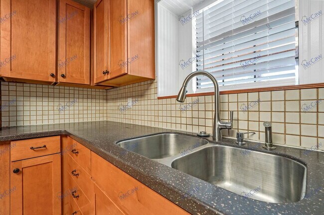 Building Photo - 606 Oak Ridge Dr