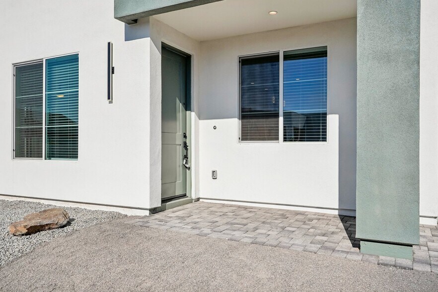 Building Photo - 910 E Roma Ave