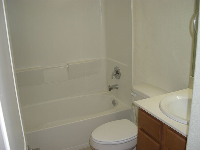 Building Photo - Three Bedroom, Two and a Half Bath Townhome Near UNR