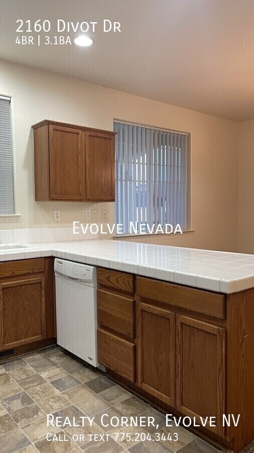 Building Photo - 2160 Divot Dr