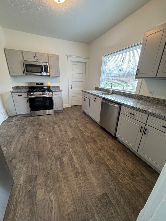 Building Photo - 1418 Avalon St