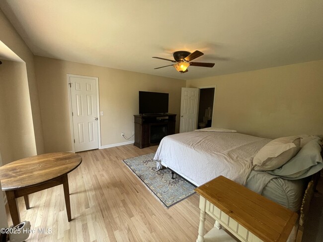 Building Photo - 358 Yadkin Run Ln