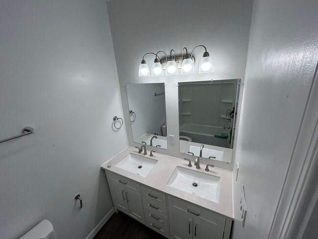 Building Photo - 1404 Miller Ave