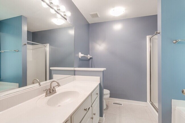 Building Photo - 1913 Castle Glen Dr