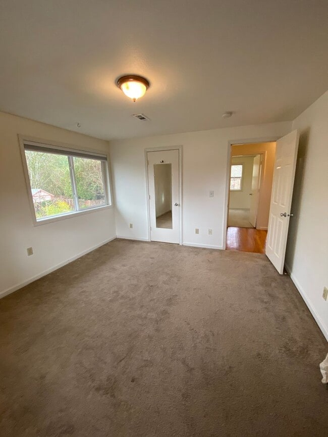 Building Photo - Spacious 4 Bedroom House in South Town!