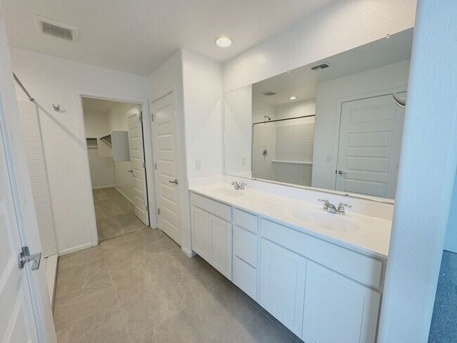 Building Photo - MOVE IN SPECIALS!! ONE MONTH RENT FREE!! New 5-Bedroom Home in Phoenix with Upgrades!