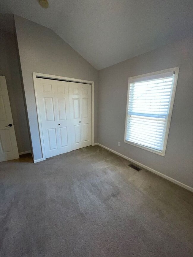 Building Photo - 5 Bedroom, 3 Bathroom California Split Sty...