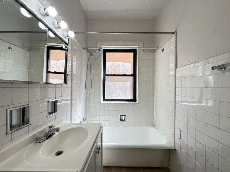 Building Photo - 1312 Oak Ave