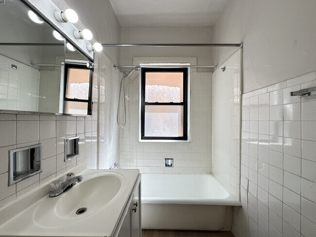 Building Photo - 1312 Oak Ave