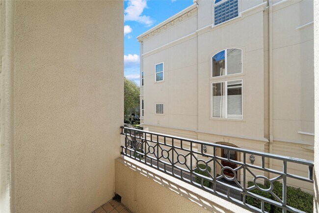 Building Photo - 1515 Hyde Park Blvd