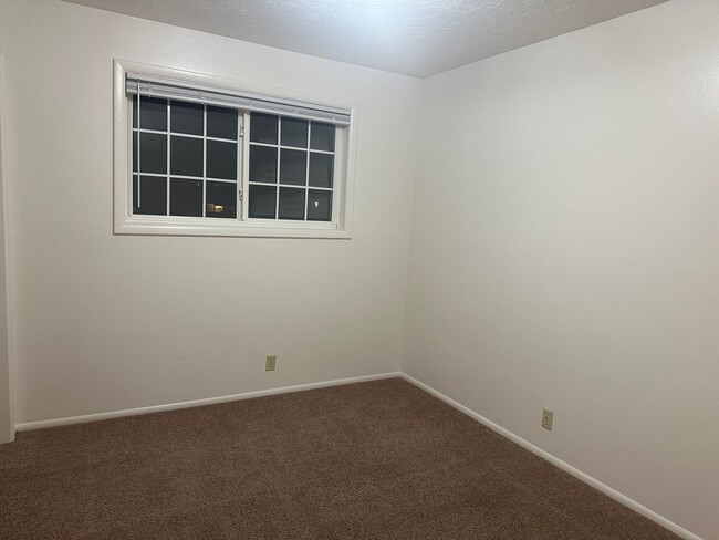 Building Photo - Spacious and recently updated, this 6-bedroom, 3-bathroom home in Ammon