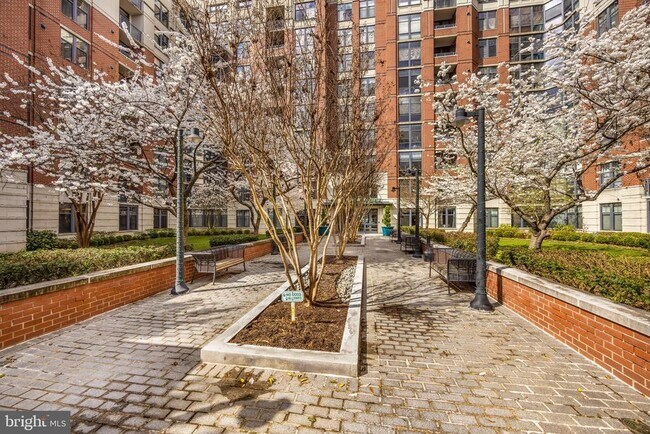 Building Photo - 1021 N Garfield St