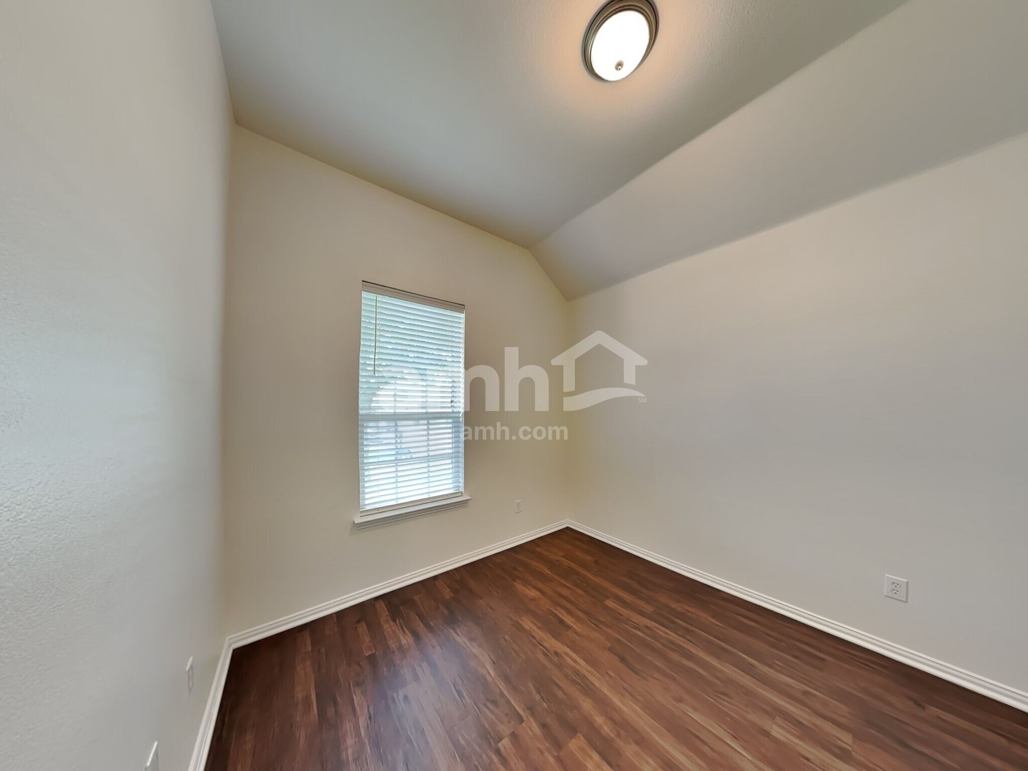 Building Photo - 313 Hawthorn Dr