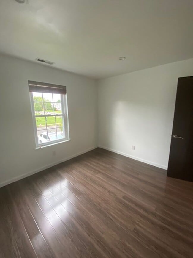 Building Photo - Two Bedroom Three Bathroom Condo in Holland