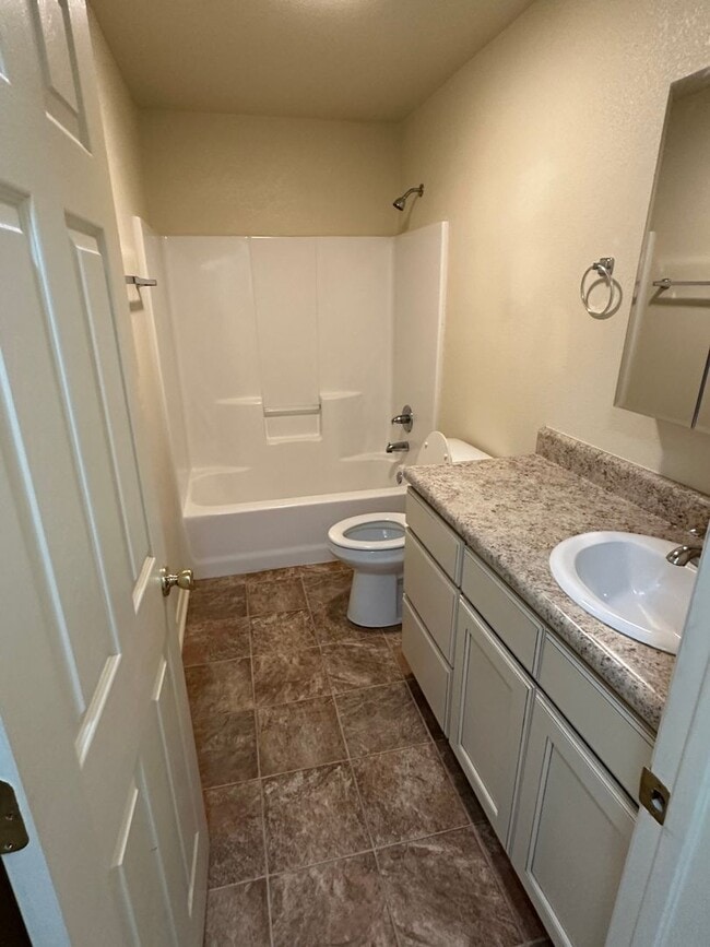 Building Photo - Nice 3 bedroom, 2 bath brick duplex