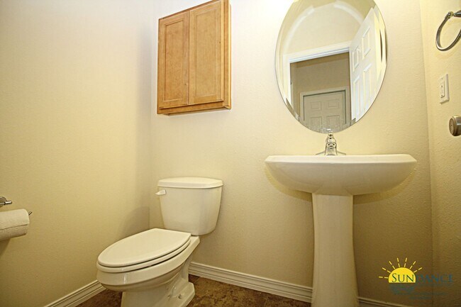 Building Photo - Beautiful 3 Bedroom Townhouse Near Hurlburt Field!