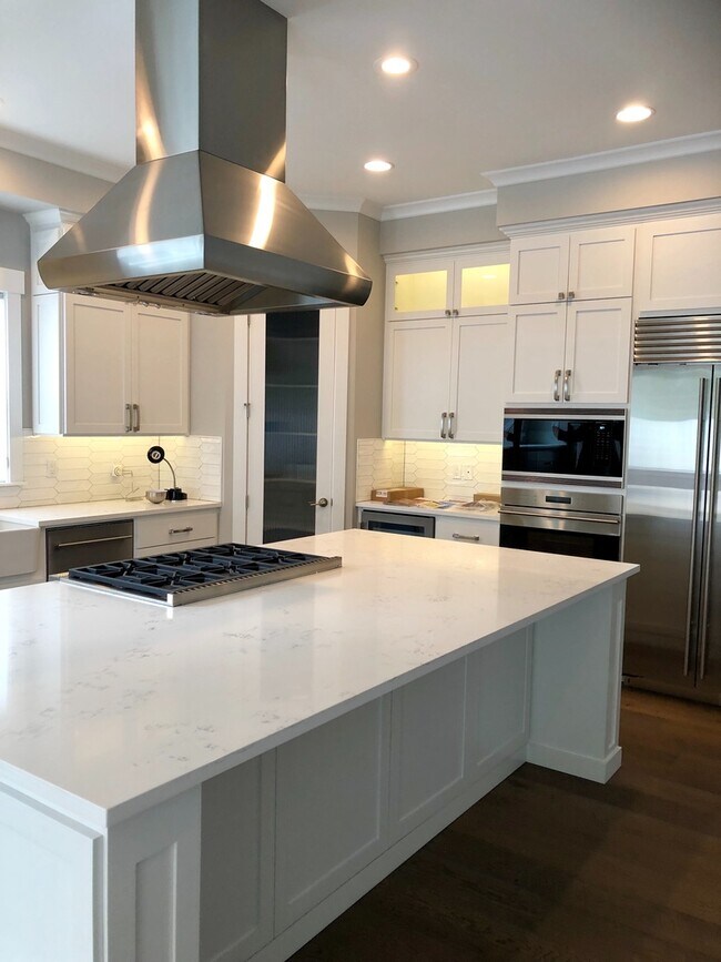 Building Photo - Gorgeous Home in the Wing Point Area of Ba...