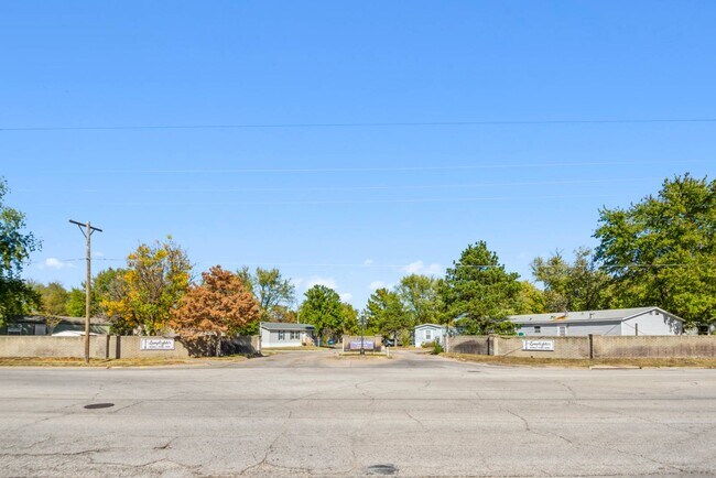 Building Photo - 2320 E MacArthur Rd