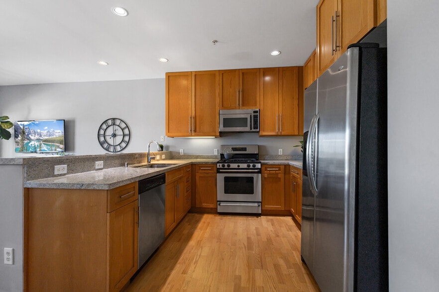 Building Photo - 371 30th St