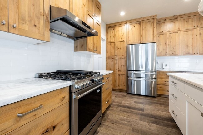 Building Photo - HOLY MOLY CHECK OUT THIS BEAUTIFUL 3 BED 2...