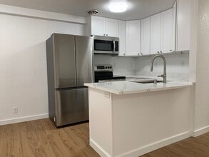 Building Photo - NEW, HIGH-END RENOVATED 1 bed / 1 bath at the Lydia in Ballard! In-Unit Laundry!