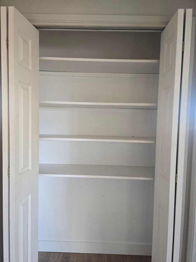 Building Photo - 3 bed / 2 bath