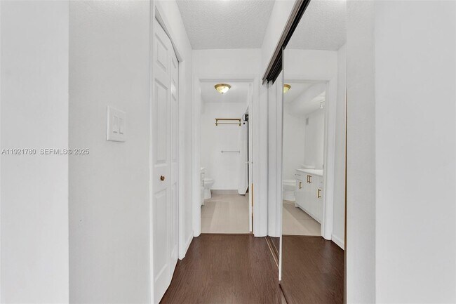 Building Photo - 230 Lakeview Dr