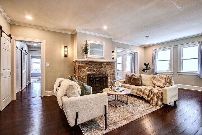 Building Photo - Gorgeous 5 BED + 3.5 Ba in Main House, 1 + 1 in BSMT, 1 + 1 above garage  in the Heart of Downtow...