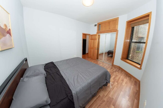 Building Photo - 3-Bedroom Apartment in Ukrainian Village / Humboldt Park!