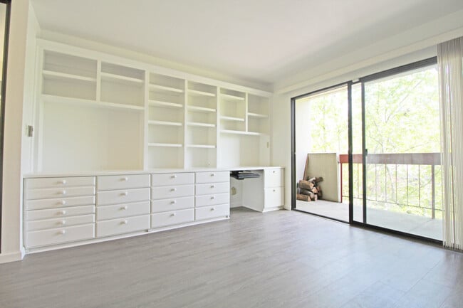 Building Photo - Spacious Adam's Point Condo Available NOW!