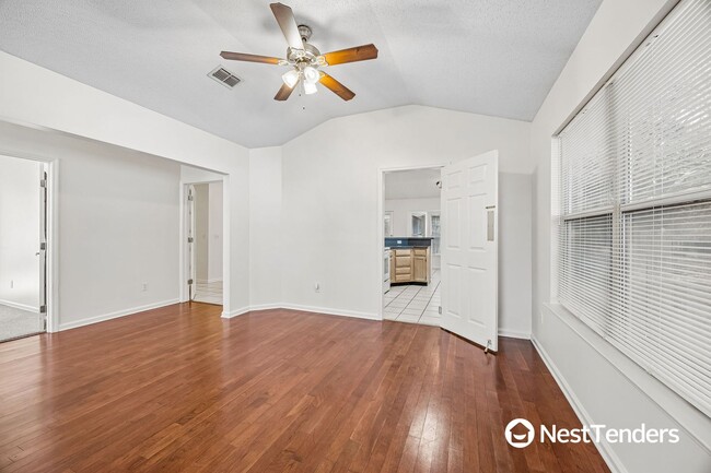 Building Photo - Great Location Near Town Center!