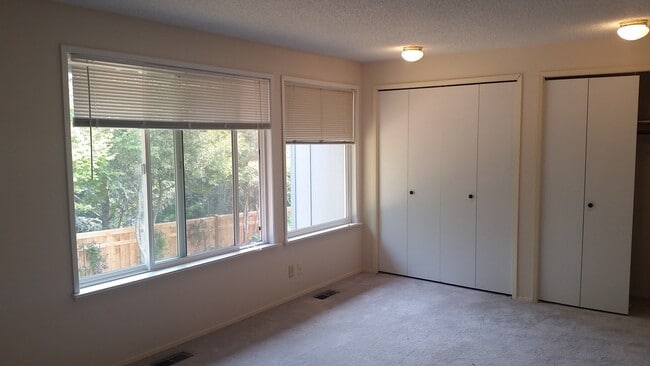 Building Photo - Bainbridge Townhouse with garage