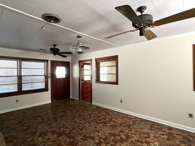 Building Photo - 1123 Oates Rd